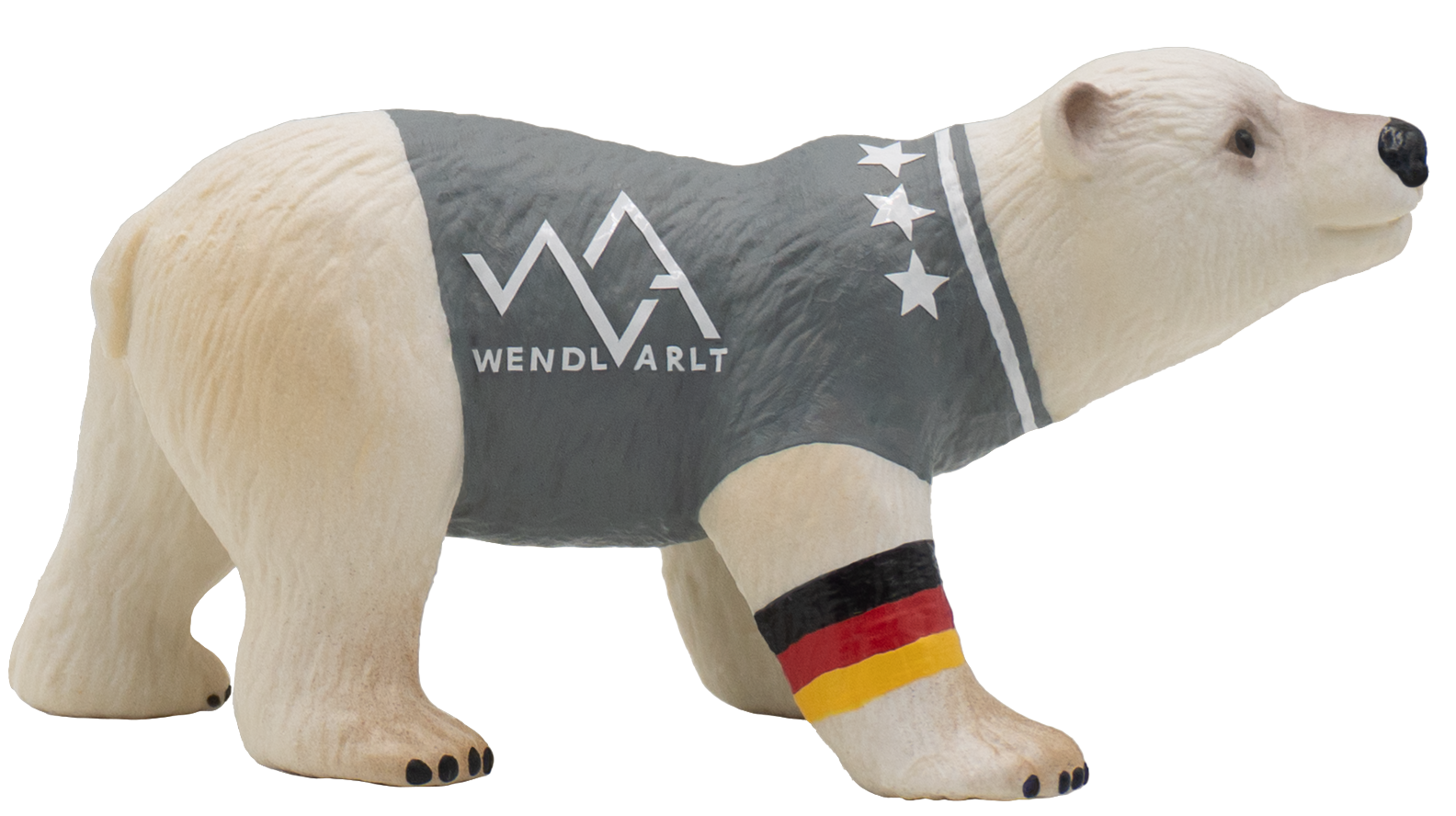 Eine Eisbärenfigur trägt ein graues Shirt mit 6 Sternen und dem Wendl&Arlt Logo. An ihrem Bein befindet sich ein schwarz-rot-gelbes Band, das an die deutsche Flagge erinnert. Der Hintergrund ist schwarz.